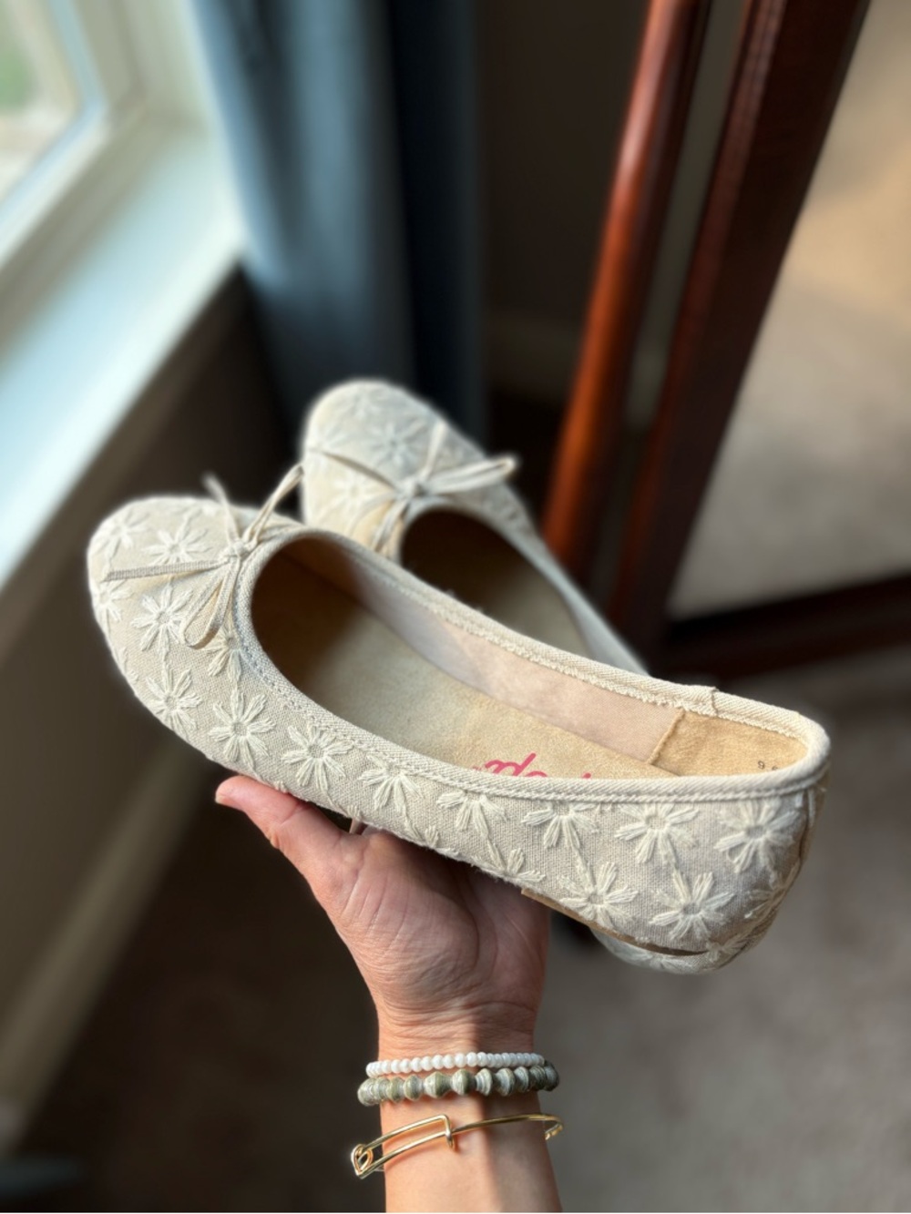 Ballet Flats Women’s size 9.5M Cream Embroidered Floral